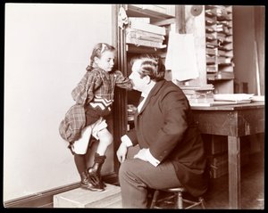 Professor Atkinson, un ortopedico inglese, con una giovane paziente, 1898